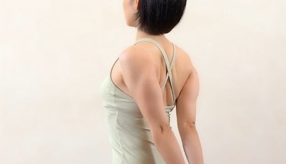 肩甲骨を寄せすぎ